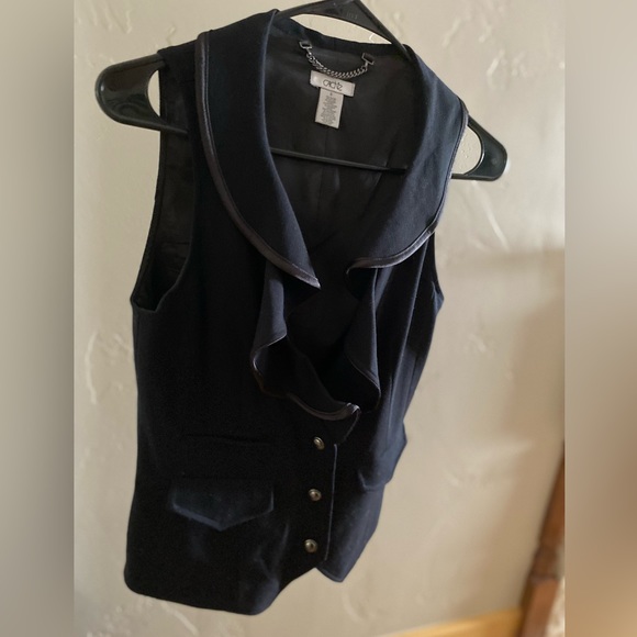Cache’| Small| Black ruffle trim vest| Great Condition. - Picture 4 of 6
